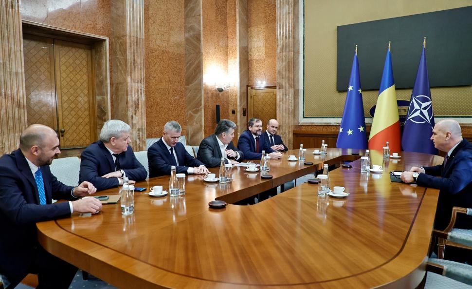 Grevă fără precedent în peste 1.300 de comune, împotriva măsurilor lui Bolojan. Sute de primari vin marți la București pentru a discuta cu premierul