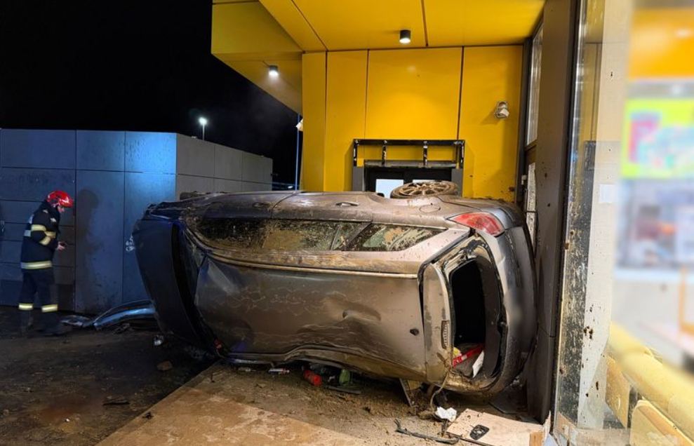 Bărbat din Cluj, arestat preventiv, după ce a intrat cu maşina în stâlpul de iluminat şi în peretele unui magazin. Nu avea permis