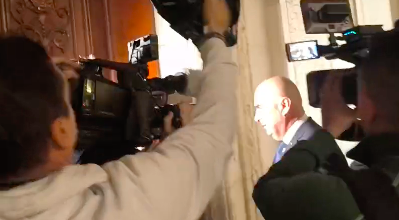 Premierul Ilie Bolojan fuge, în continuare, de presă. A intrat în Parlament pe ruta ascunsă