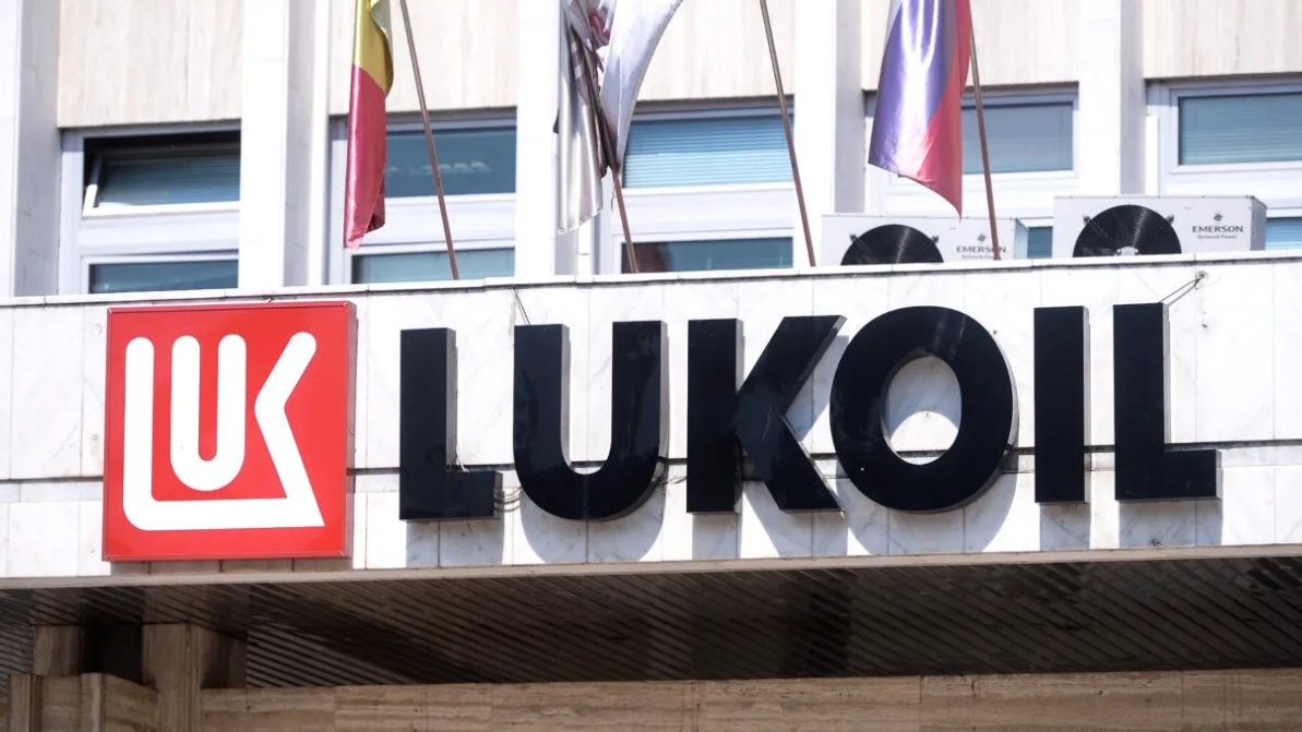 Guvernul Bolojan instituie supravegherea extinsă asupra Lukoil. Ce înseamnă acest lucru și cine este noul supraveghetor