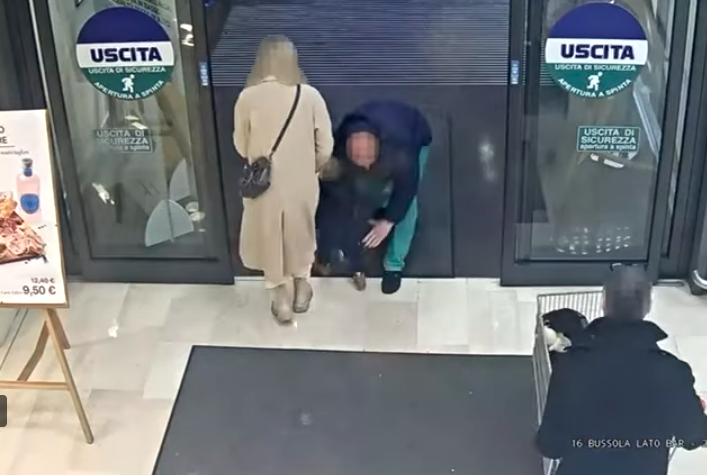 VIDEO Un român a încercat să fure un copil în Italia. L-a smuls din brațele mamei