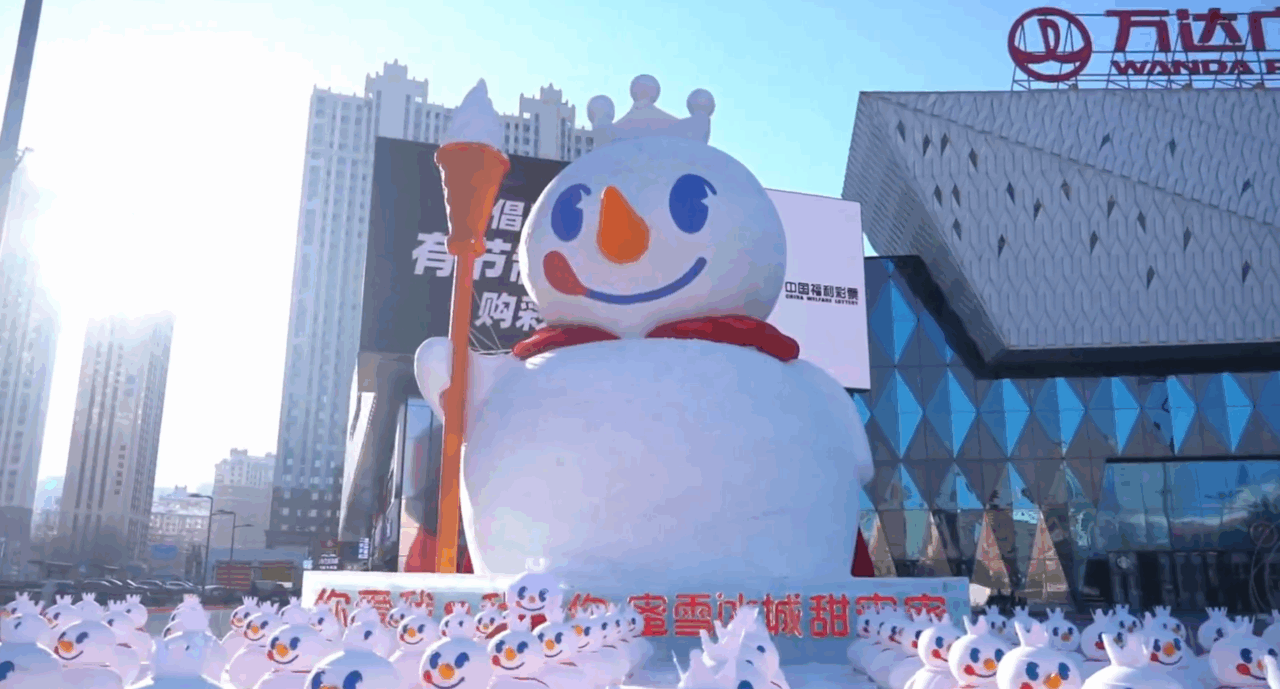 Chinezii și-au luat la revedere de la uimitorul „Rege al Oamenilor de Zăpadă“. Cum arăta sculptura de 18 metri care i-a captivat pe internauți