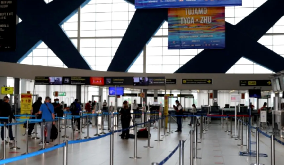 Trafic în condiții de ninsoare abundentă pe aeroporturile din București. Zborurile pot întârzia