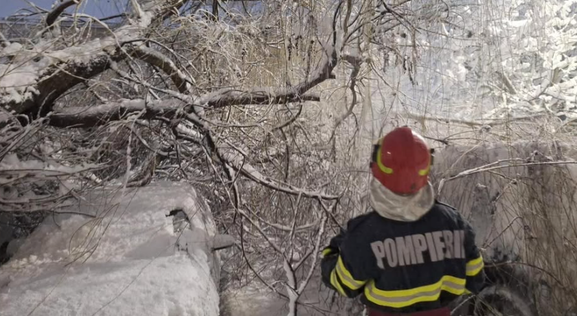 Peste 100 de persoane blocate în mașini pe drumuri, din cauza zăpezii. Autoritățile intervin de urgență