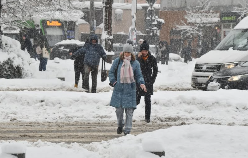 Firmele de salubrizare, atenționate să deszăpezească corect trei sectoare din Bucuresti: ”Vor fi din nou sancționați”