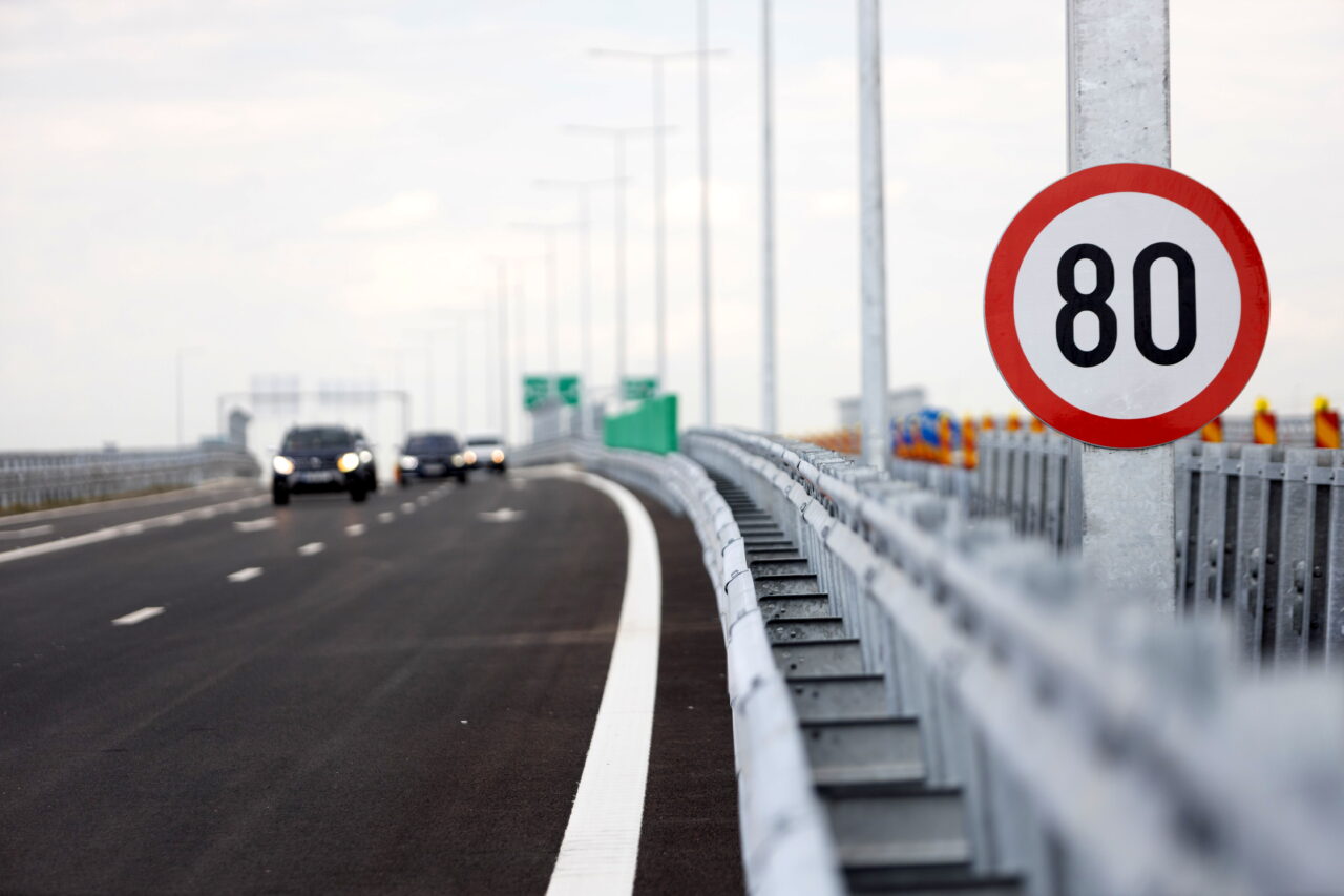 Situația traficului din România. Lapoviță și ninsoare pe anumite porțiuni de drum, inclusiv în București. Recomandări pentru șoferi