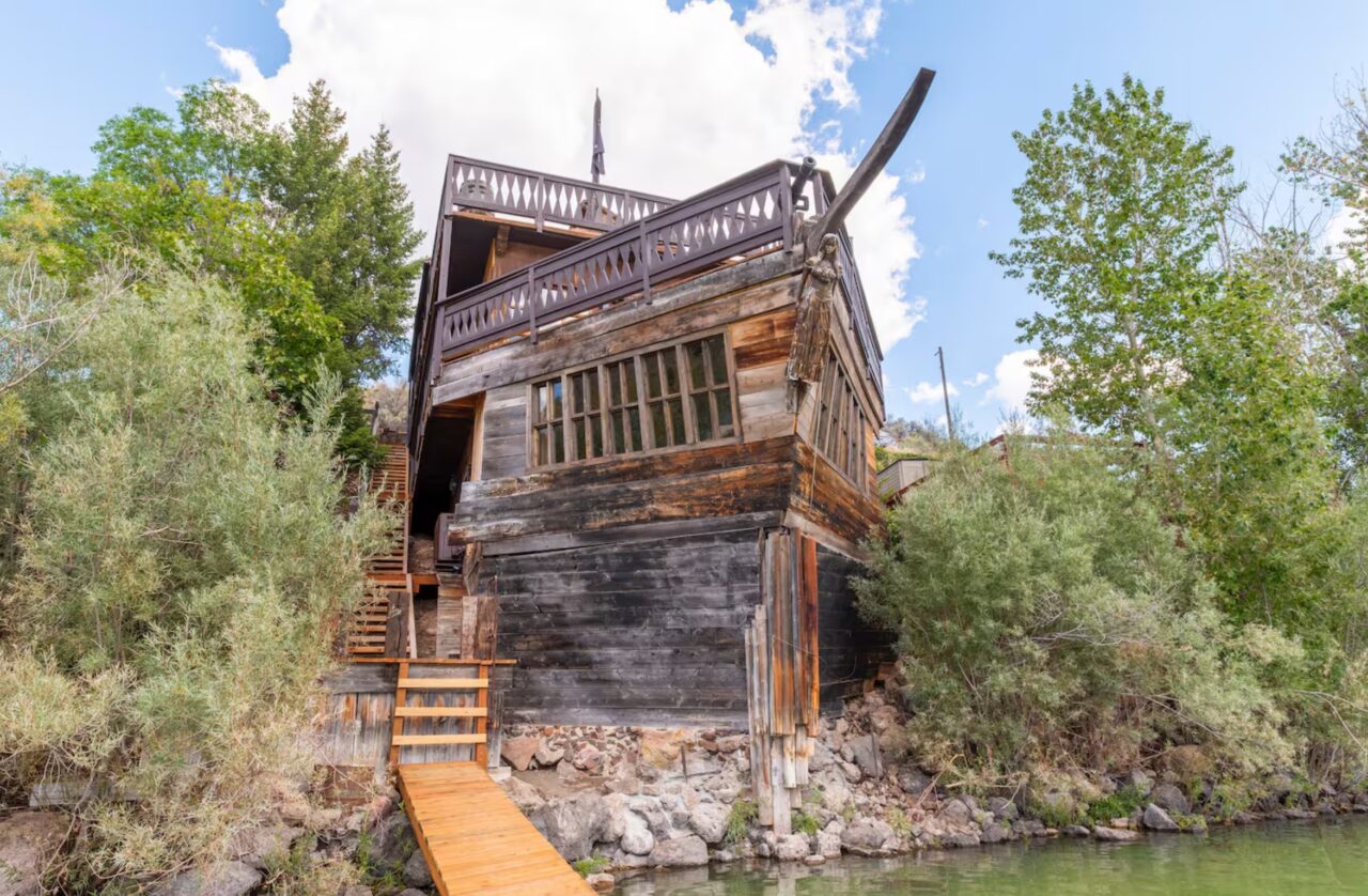 O casă construită în forma corabiei de pirați face vâlvă pe internet. Cât costă o noapte de cazare