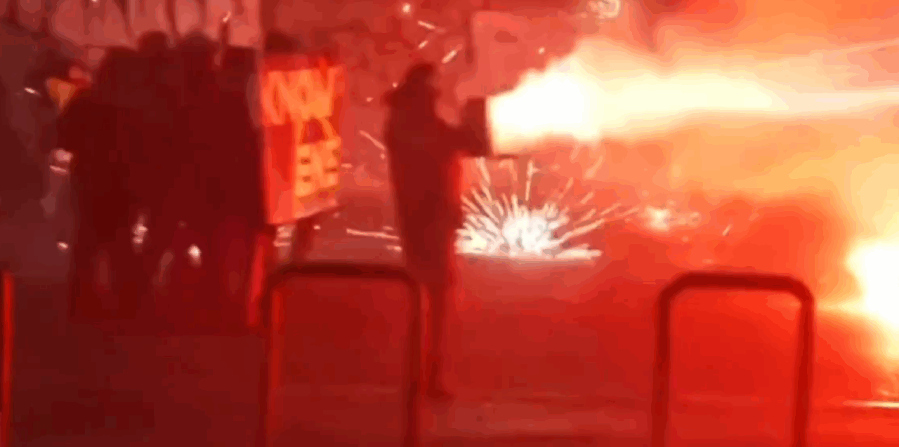 Ciocniri violente între manifestanții anti-Olimpiadă și polițiști, la Milano. Ploaie de petarde și de gaze lacrimogene