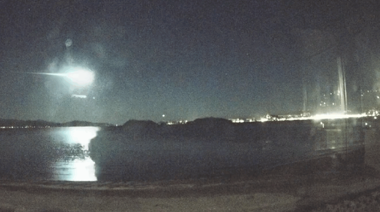 VIDEO. Momentul în care apare o undă de lumină misterioasă pe cerul Noii Zeelande. Care sunt teoriile