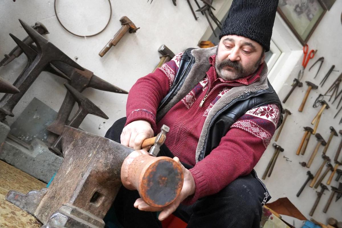 Povestea meșterului rrom din Brateiu care a cucerit Viena și New York-ul cu obiecte din cupru de 7.000 de lovituri. „Mă știe lumea ca fiind căldărarul de la Calvin Klein”