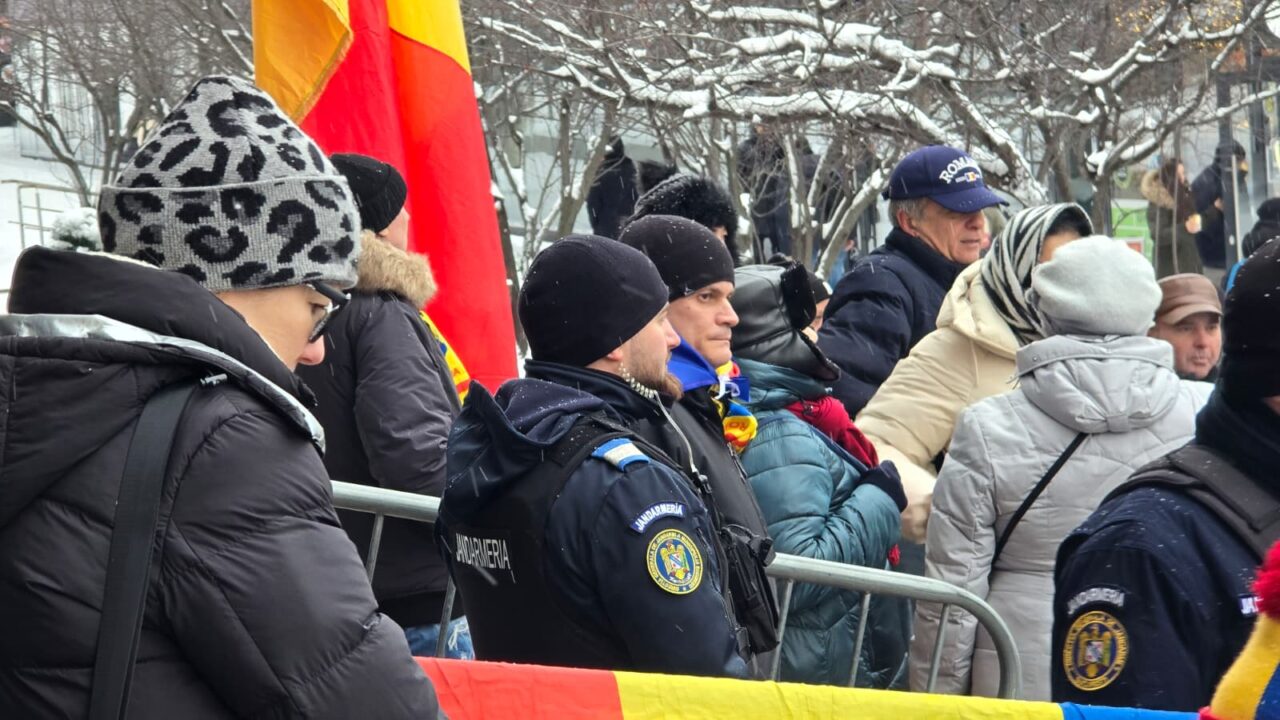 Călin Georgescu a ajuns la Tribunalul București. Zeci de oameni cu drapeluri și pancarte își manifestă susținerea față de fostul prezidențiabil