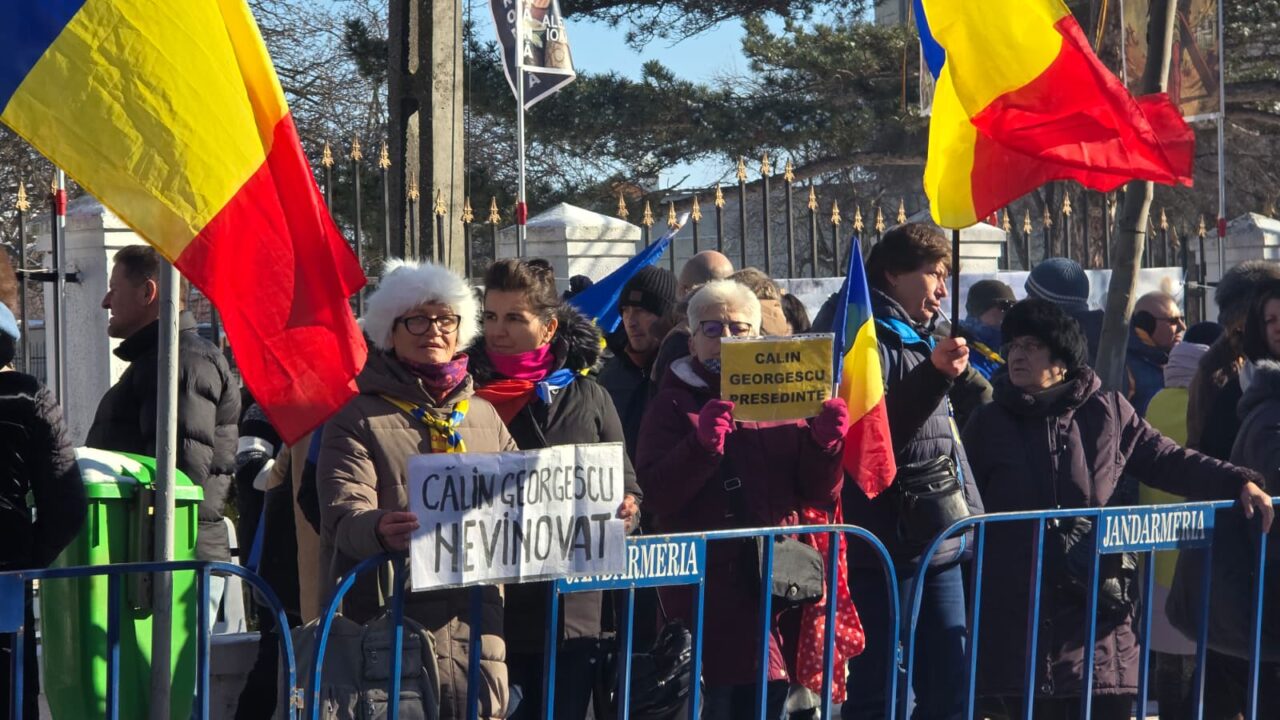 Călin Georgescu este așteptat la sediul Poliției Buftea de zeci de susținători
