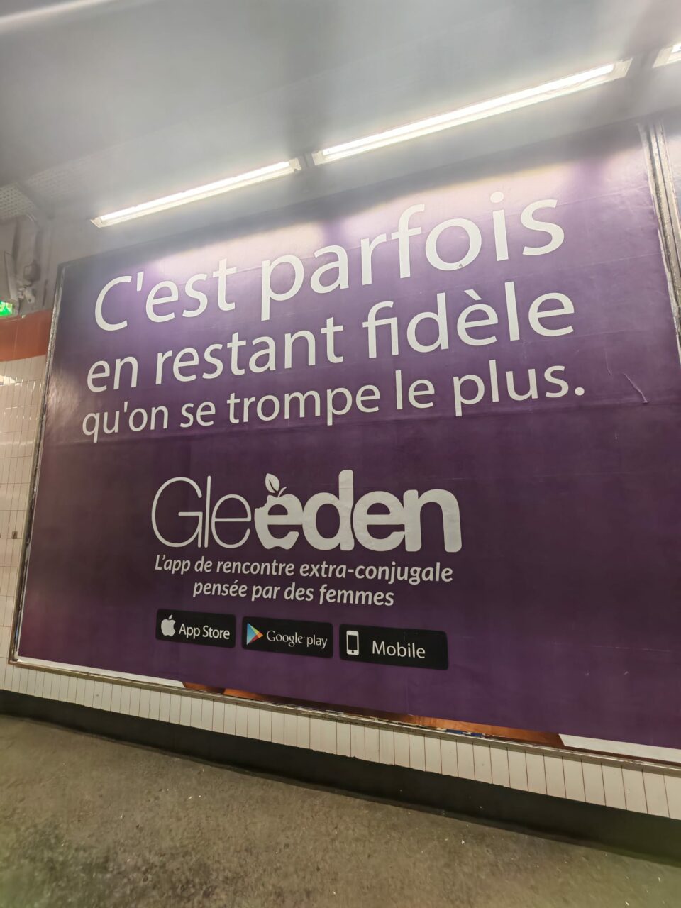Franţuzoaicele au creat o aplicaţie pentru întâlniri discrete pentru cei căsătoriţi. Reclama este pe toţi pereţii din metroul parizian: „Uneori, rămânem fideli și greşim cel mai mult”