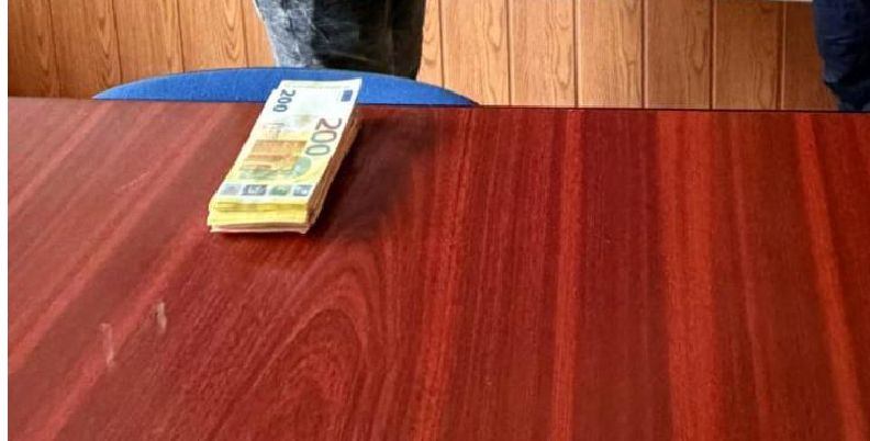 Un agent de poliție din Ialomița a găsit pe strada 10.000 de euro. Ce a făcut mai departe cu banii
