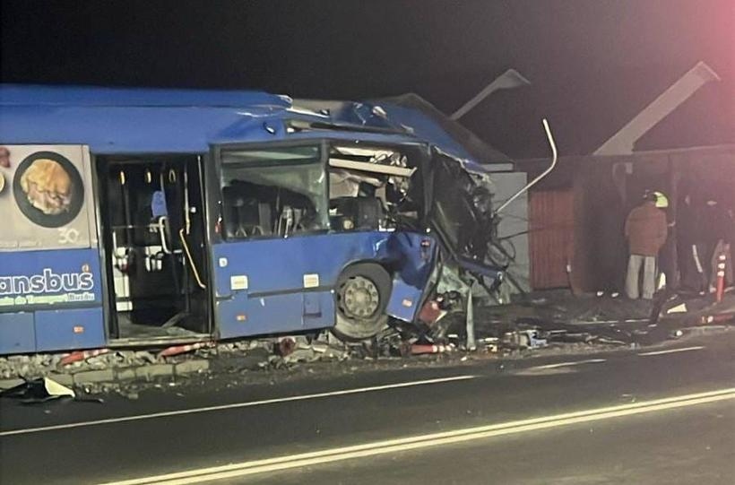 I s-a făcut rău la volan. Șofer TransBus Buzău, rănit după ce a intrat cu autobuzul într-un stâlp. Alți doi pasageri au ajuns la spital