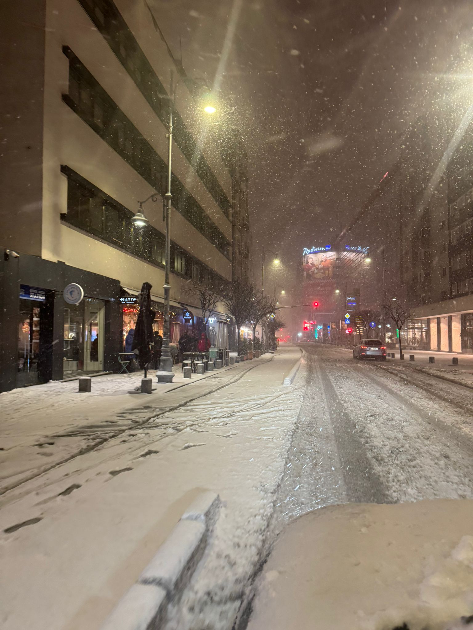 Capitala, sub Cod Alb. Arterele secundare sunt aproape paralizate de zăpadă, iar pe bulevardele mari se circulă cu dificultate. Imagini cu „cel mai crunt episod de iarnă” în București