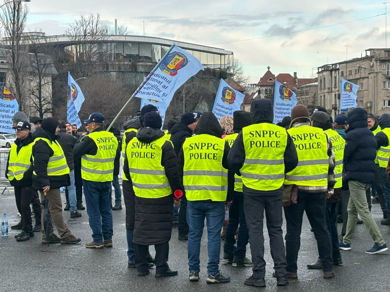 Protest în Piața Victoriei. Sindicaliștii din MAI și MApN contestă modificarea Legii pensiilor militare