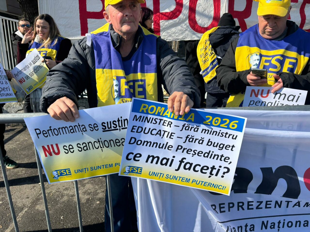 Federaţiile sindicale din Educaţie, protest la Palatul Cotroceni. Studenții se alătură acțiunii: ”Performanța se susține, nu se sancționează”