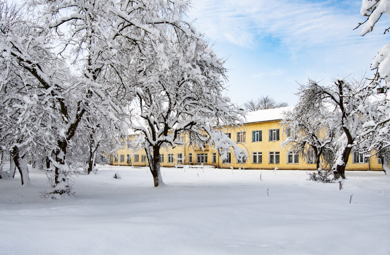 Școli închise și cursuri mutate online din cauza zăpezii în mai multe județe din țară