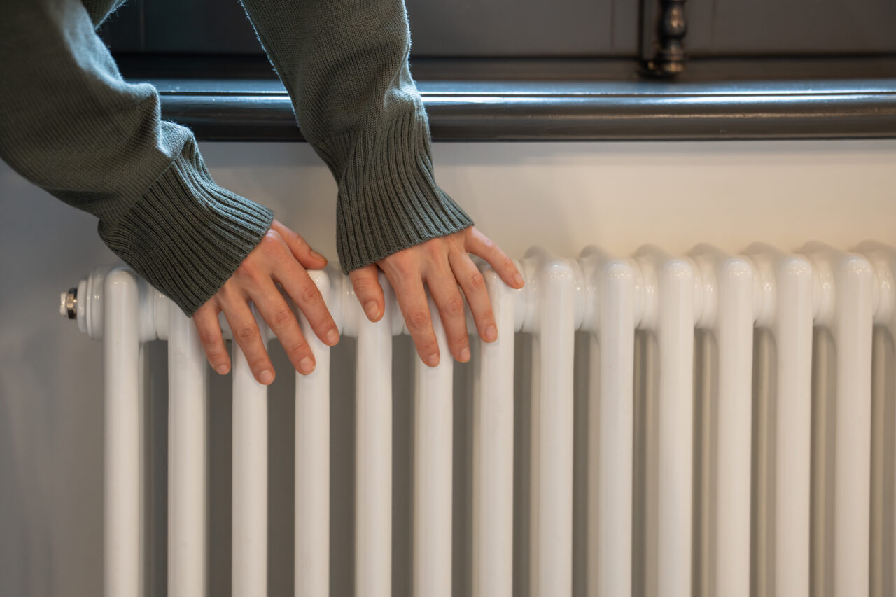 Revolta bucureștenilor după ce au fost lăsați luni în șir fără căldură. Proteste în fața primăriei