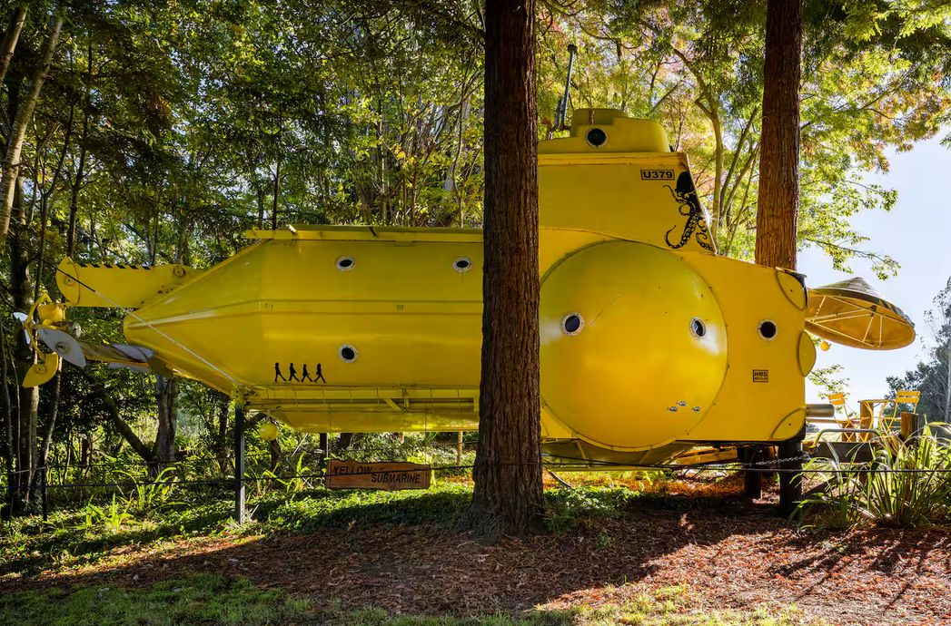 Cât costă să te cazezi o noapte în submarinul galben. Atracția inedită din Noua Zeelandă