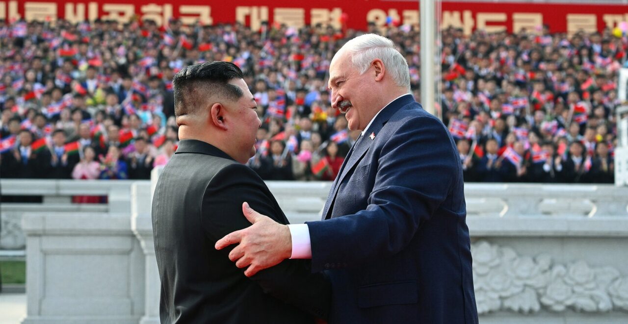 Kim Jong-un îl primește pe Lukașenko cu gardă de onoare, cai albi și salve de tun. Cei doi prieteni ai lui Putin vor să-și consolideze relațiile