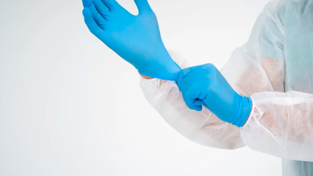 Descoperirea oamenilor de știință: mănușile de plastic eliberează microplastice. Rezultate fals pozitive în sute de studii