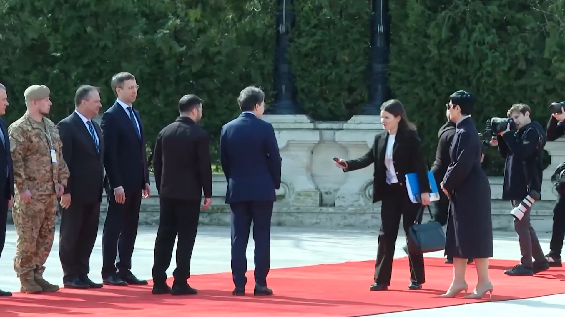 Nicușor Dan iar s-a încurcat în Protocol. De data asta la vizita lui Zelenski. Toată lumea i-a sărit în ajutor, de la președintele Ucrainei, până la șefa de protocol, Delia Dinu