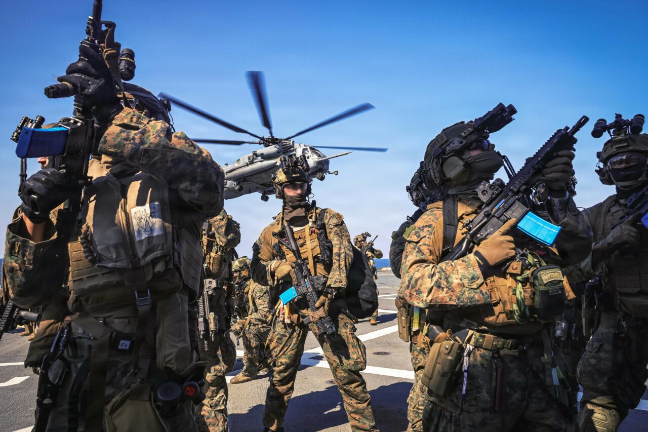 Anchetă a Pentagonului. Un general al armatei SUA a uitat, într-un tren, hărți secrete legate de Ucraina și a suferit o comoție cerebrală, după ce a băut alcool în exces la o cină din Kiev. Ce ar fi consumat