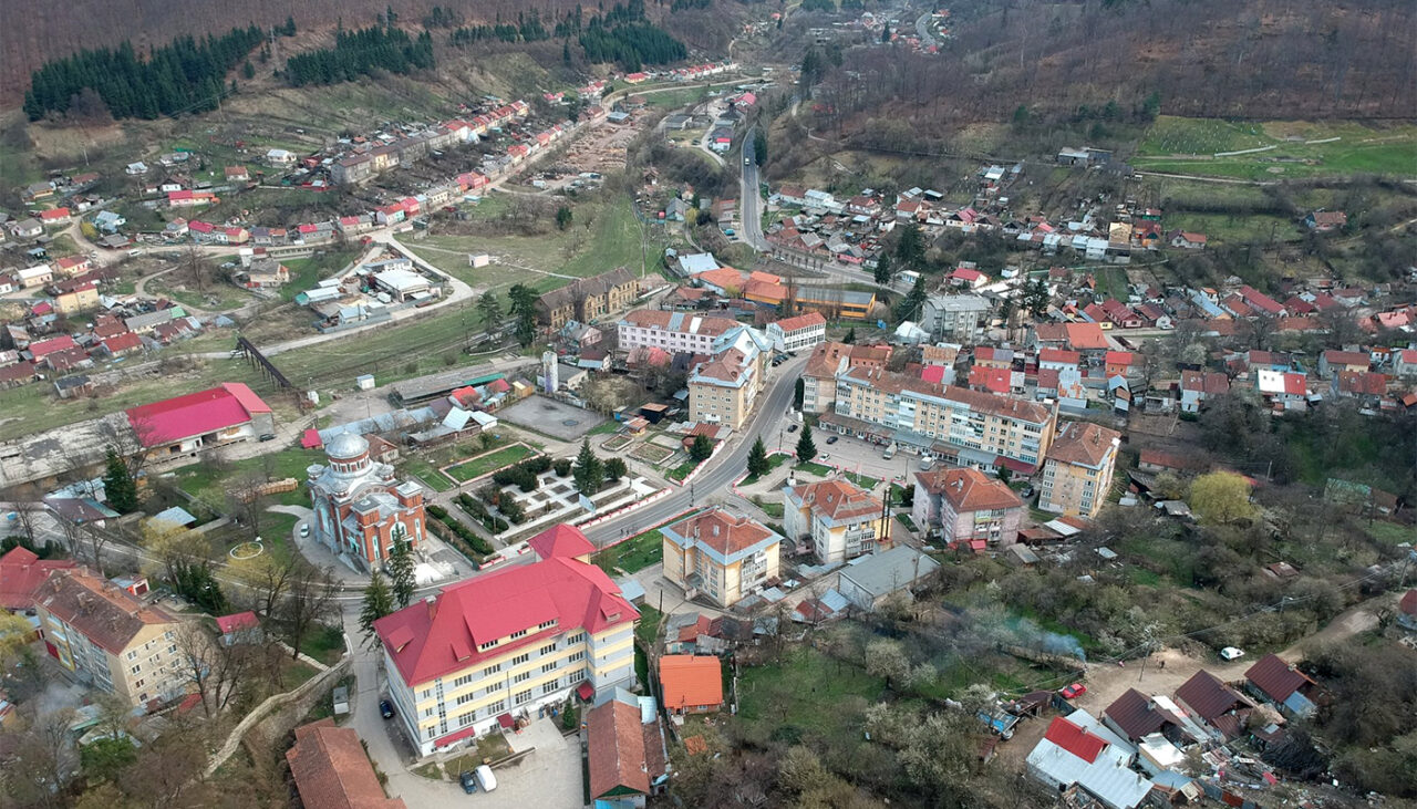 Orașul din România în care un apartament cu 3 camere se vinde cu 12.500€ acum, în martie 2026. Are garaj, beci și 88 mp