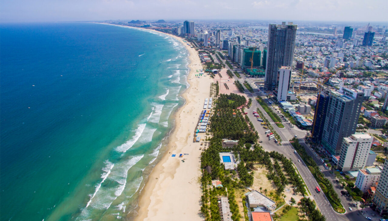 Orașul de pe litoral supranumit „cel mai ieftin loc din lume”. Cât costă chiria și o bere