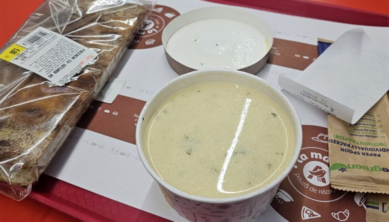 Câți lei a plătit un timișorean, pentru o ciorbă de pui a la grec, la „împinge tava” din Auchan