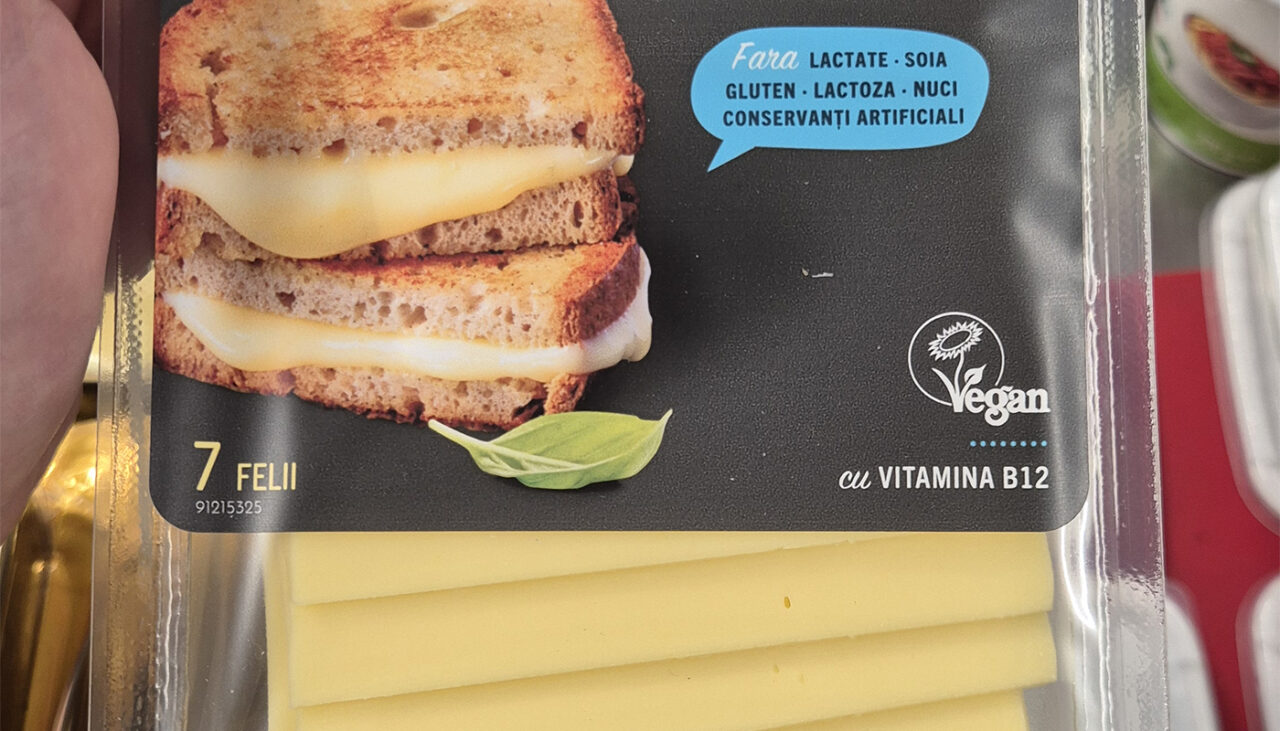 Din ce este făcut „cașcavalul” de post din Mega Image. Mulți români în consumă în Postul Paștelui