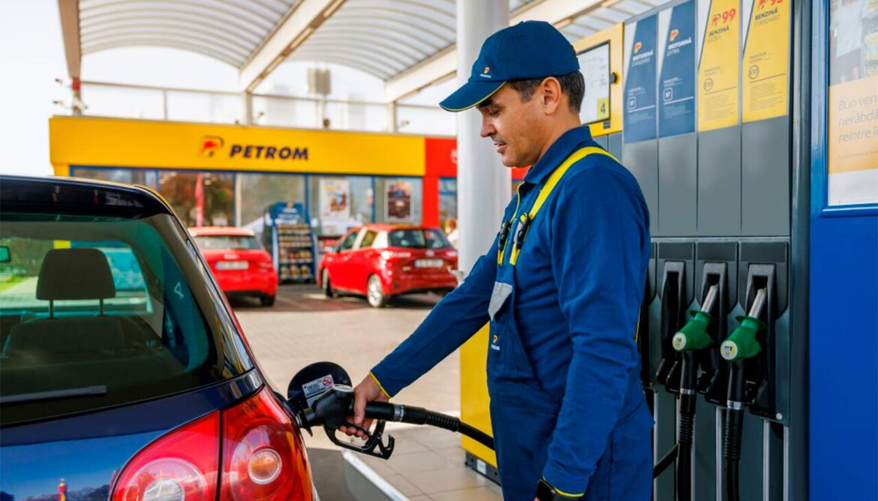 Ce salarii au pompagiii în benzinăriile OMV/Petrom, Rompetrol, MOL, Lukoil și SOCAR. Care câștigă mai bine acum, în 2026