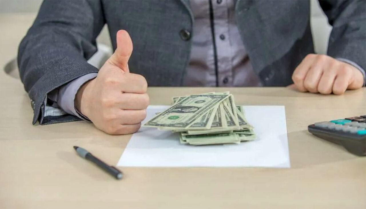 Salarii mai mari cu 2.8% + o zi de concediu în plus pentru această categorie de salariați români