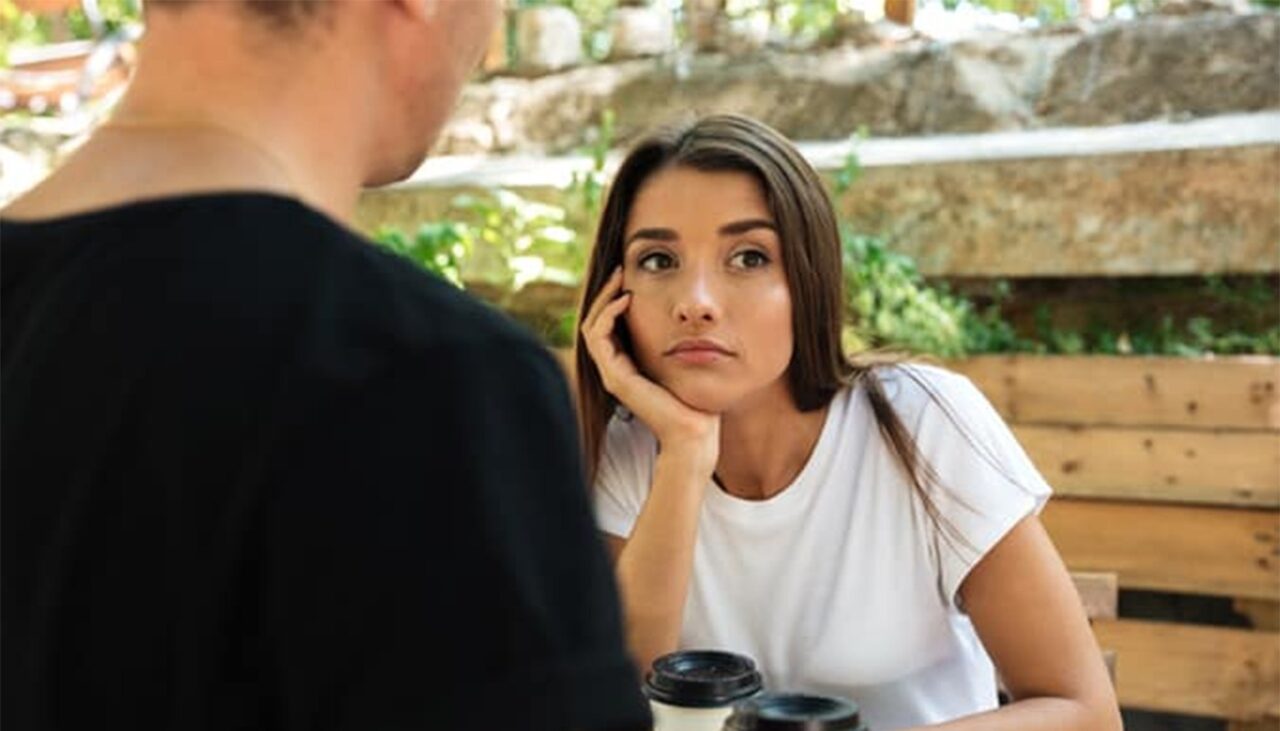 Ce înseamnă când privești în altă parte, în timp ce vorbești cu cineva