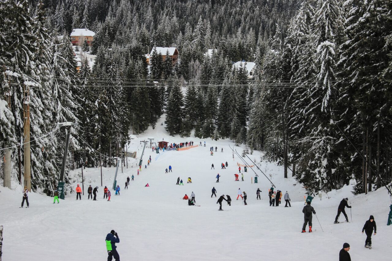 Stațiunea care este considerată „Polul Nord” al țării vine cu o experiență unică. Prețurile pornesc de la 120 de euro