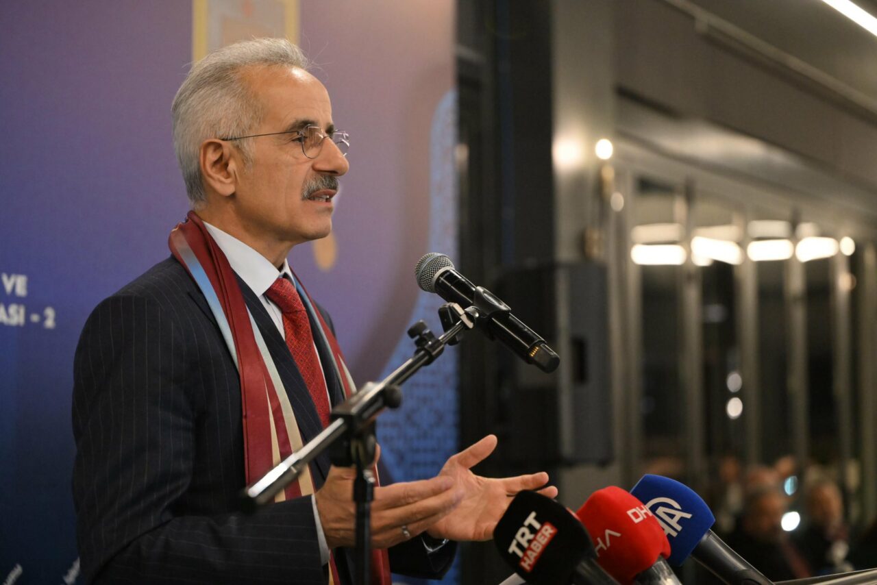 O navă deținută de Turcia traversează Strâmtoarea Ormuz, după ce a primit permisiunea din partea Iranului