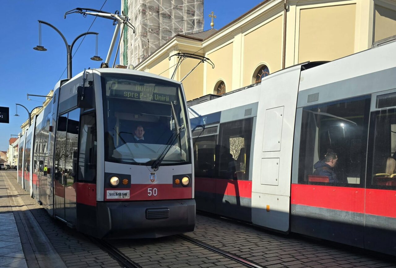 Scandal la Oradea după ce primăria a postat un videoclip realizat cu AI în care apăreau niște muncitori care curățau orașul