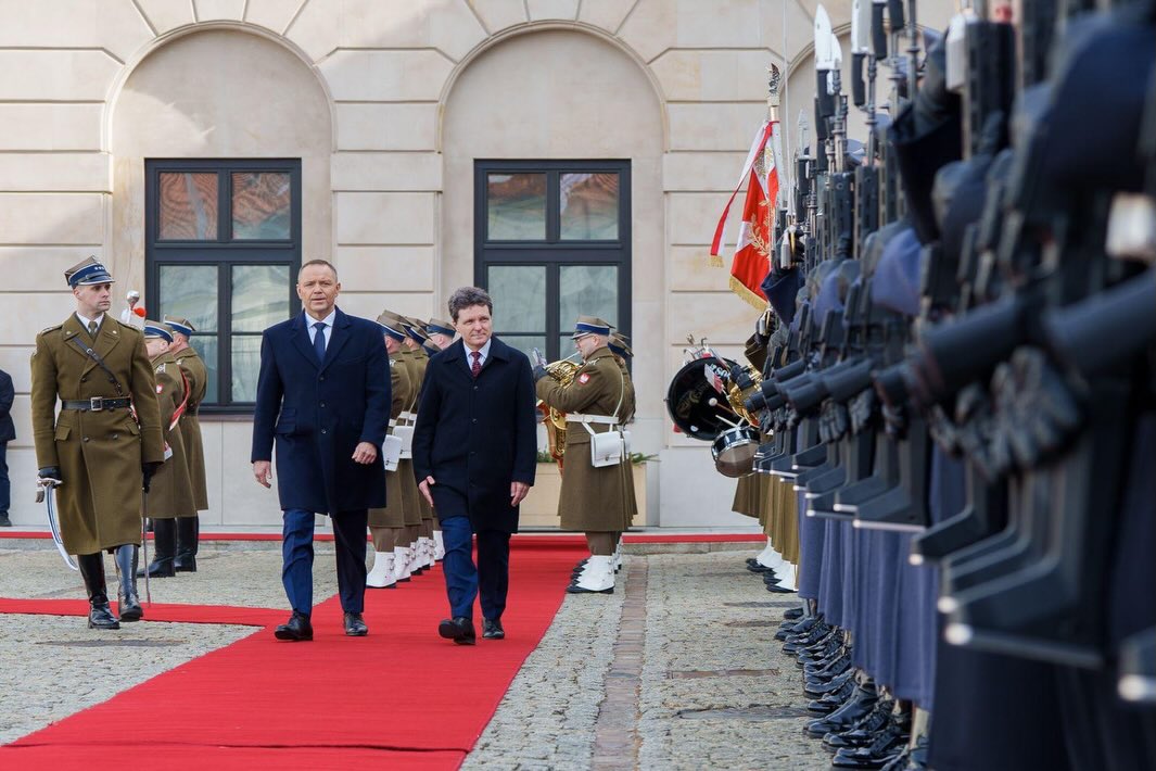 În premieră, în Polonia, Nicușor Dan s-a referit la Mirabela Grădinaru ca la “Prima Doamnă”. România nu are o astfel de instituție, cei doi nici măcar nu sunt căsătoriți. Gândul a mai scris în trecut despre “metoda concubinajul”, noul trend în politica românească. Ce ascunde ea