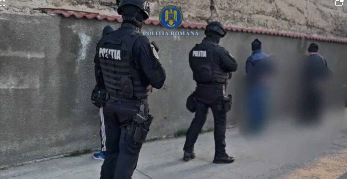 Percheziții în Prahova: firme de gestionare a deșeurilor și persoane, suspecte că au deversat ilegal deșeuri într-un râu din Ploiești