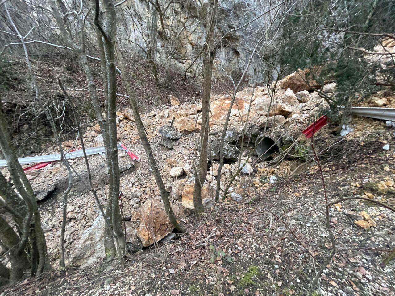 Alunecare de teren în Brașov. Pietrele lui Solomon au luat-o la vale, iar zona a devenit tot mai instabilă