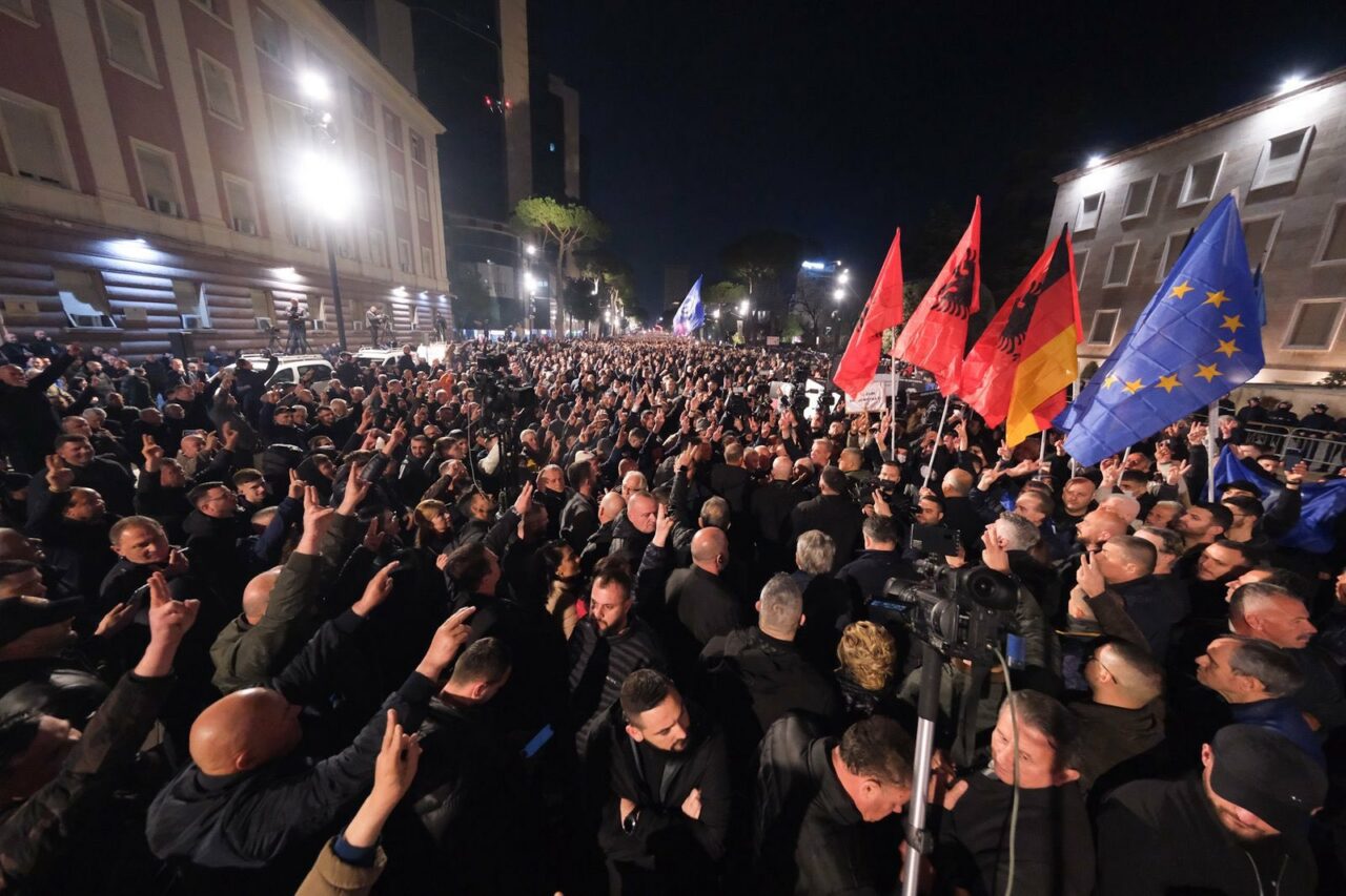 Proteste cu cocktailuri Molotov, artificii și gaze lacrimogene în capitala Albaniei. Mii de cetățeni au cerut demisia premierului Edi Rama