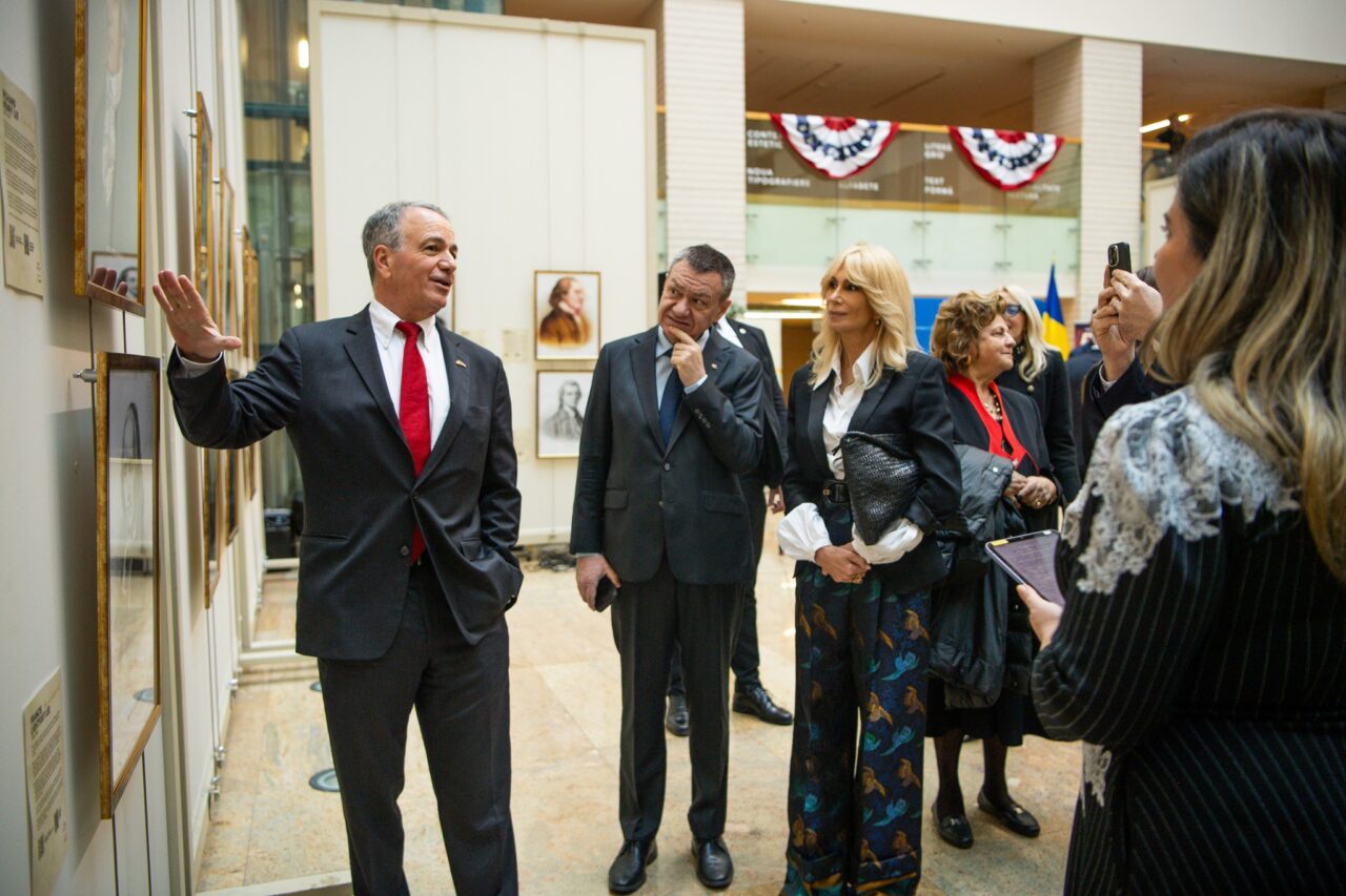 20 de ani de American Spaces în România. Ambasada SUA la București marchează inaugurarea expoziției „Founders Museum”