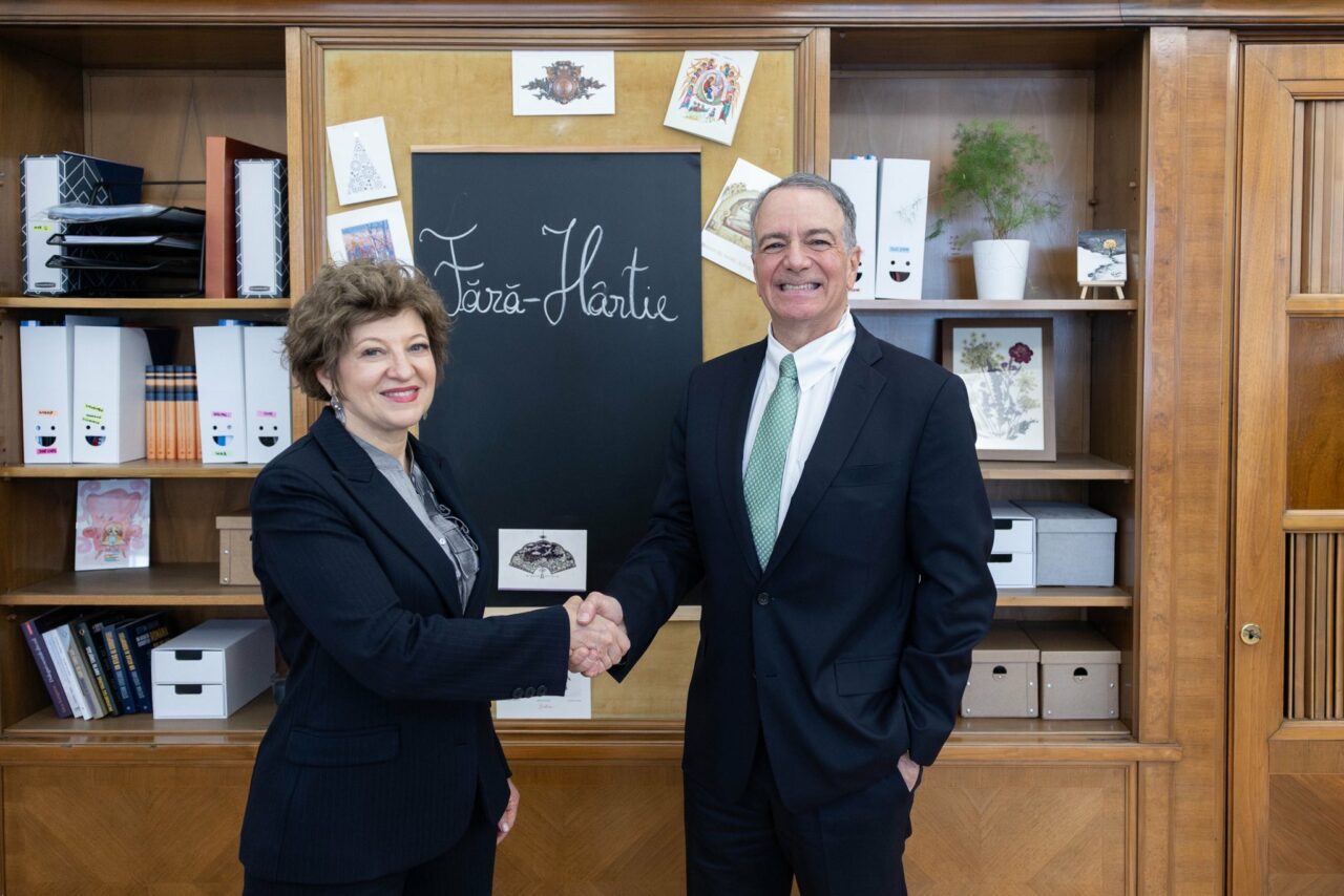 Vicepremierul Oana Gheorghiu s-a întâlnit cu ambasadorul SUA. „Am abordat și subiectul celor 22 de companii de stat aflate în analiză”