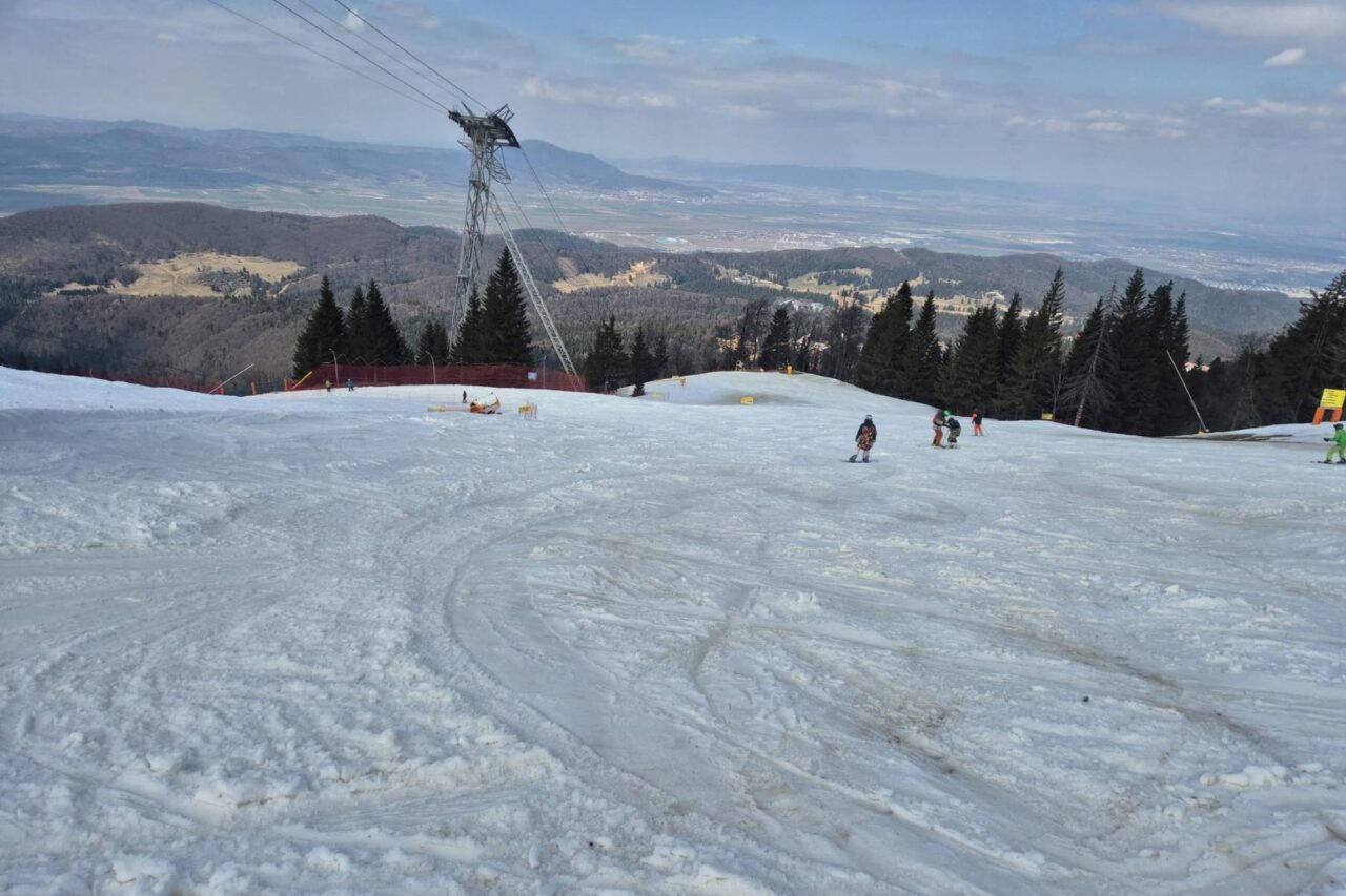 Ultimul weekend în care se mai poate schia în Poiana Brașov. Sezonul de schi se închide oficial