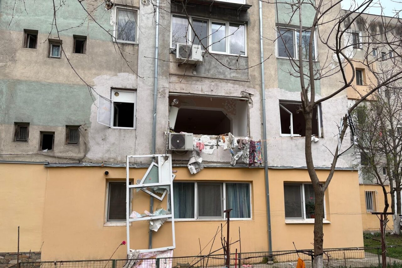 Explozie la un bloc din Caracal. 25 de persoane au fost evacuate