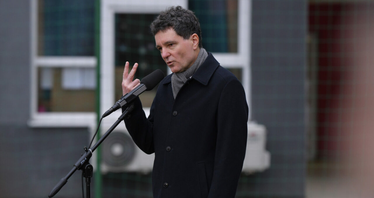 Doru Bușcu semnează un text devastator, adresat președintelui: Ce te legeni, Nicule? / De ce nu m-aș legăna, dacă asta-i firea mea? Dau din umeri, mă înclin, deschid palmele puțin. Mișc din cap, râd fără rost. Fac ce-ar face orice prost, dacă mâine-ar fi votat să vă fie șef de stat