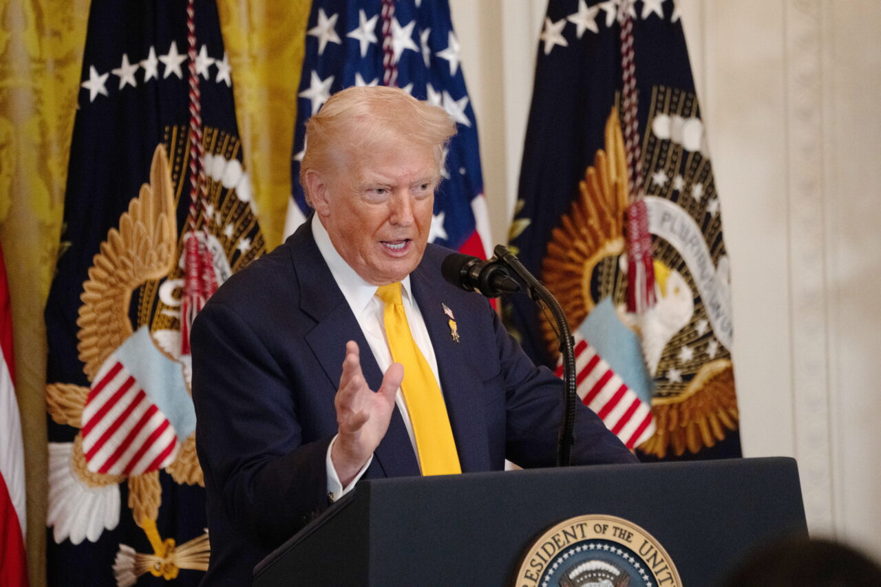 Trump anunță lovituri devastatoare împotriva Iranului: „Este o onoare să distrugem complet regimului iranian”