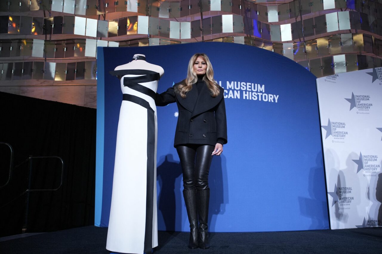 Dezvăluire bombă în America. Jimmy Kimmel difuzează o fotografie cu Melania Trump și Jeffrey Epstein, după ce Prima Doamnă a negat orice legătură